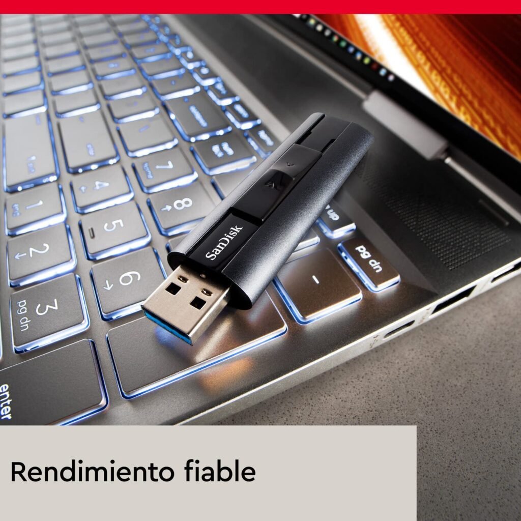 Memoria USB SanDisk insertada en portátil, destacando su diseño compacto y rendimiento fiable