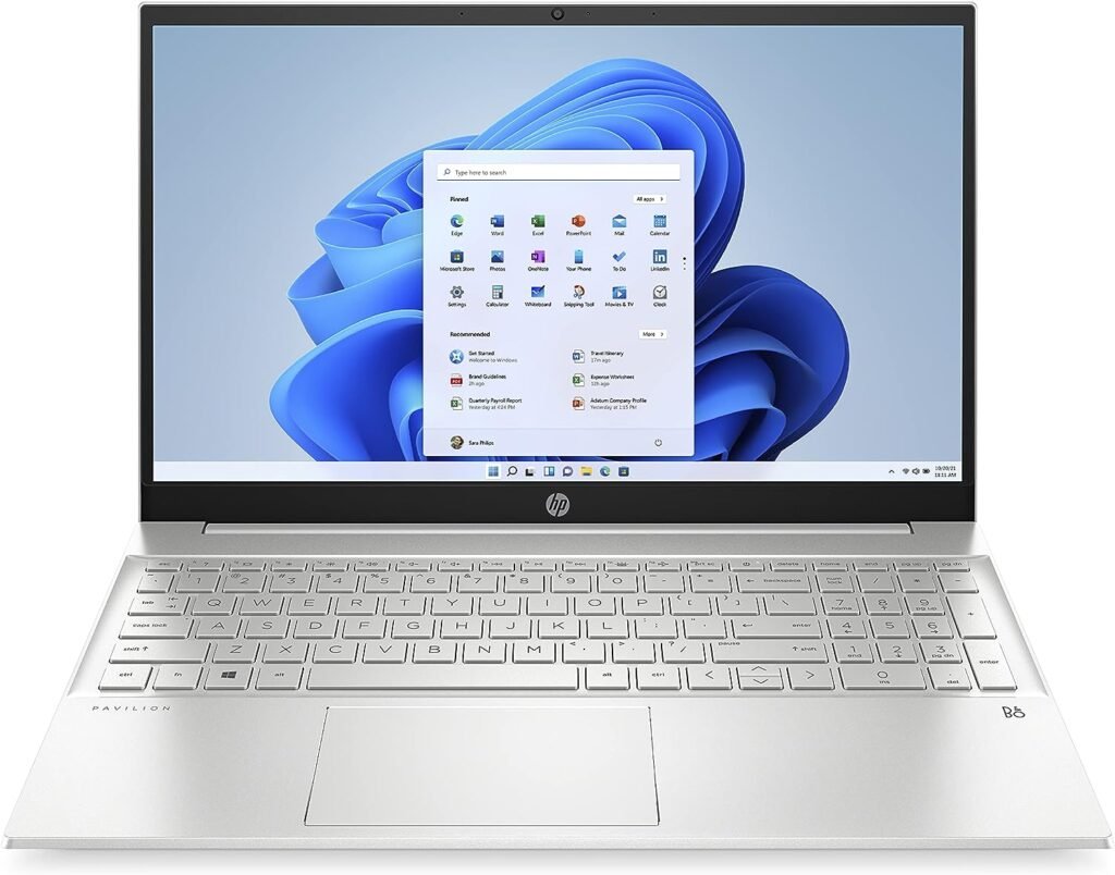 Portátil HP Pavilion con teclado plateado y pantalla mostrando Windows 11