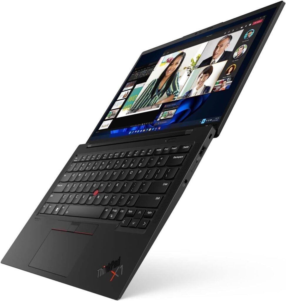 Laptop Lenovo ThinkPad X1 Carbon mostrando videoconferencia en pantalla con teclado visible