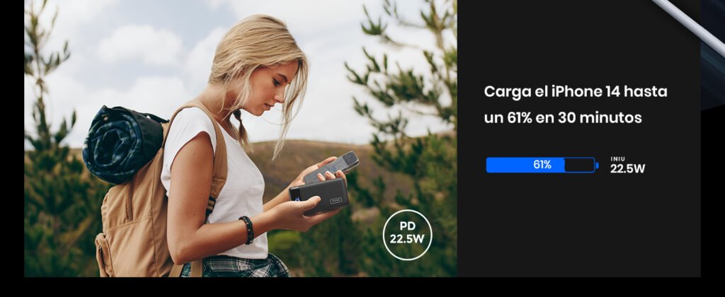 Mujer cargando un iPhone con power bank INIU 22.5W en exterior, carga rápida al 61%.