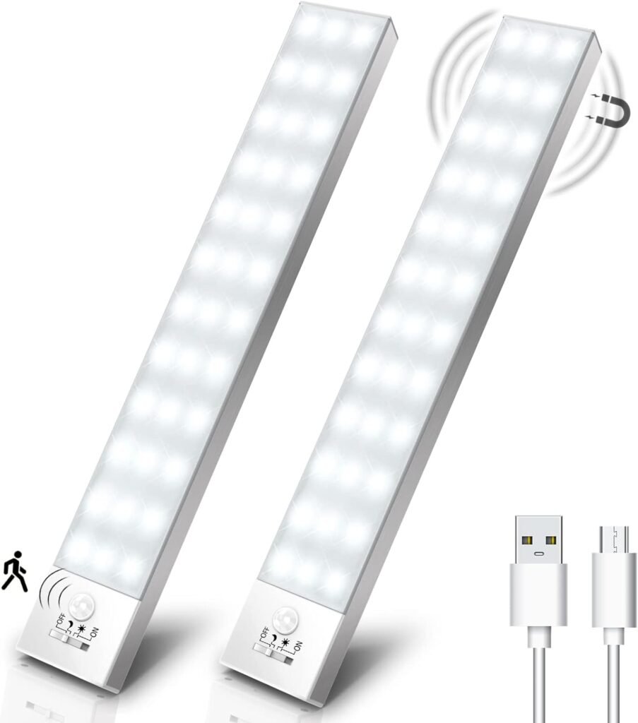 Luces LED recargables con sensor de movimiento y cable USB, sobre fondo blanco.