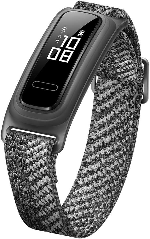 Pulsera inteligente de fitness con pantalla LED mostrando la hora y los pasos, con correa textil en tonos grises y negro.