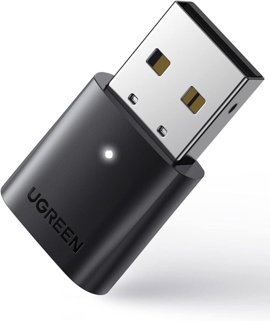 Adaptador USB Bluetooth UGREEN en primer plano, resaltando su diseño elegante y minimalista.
