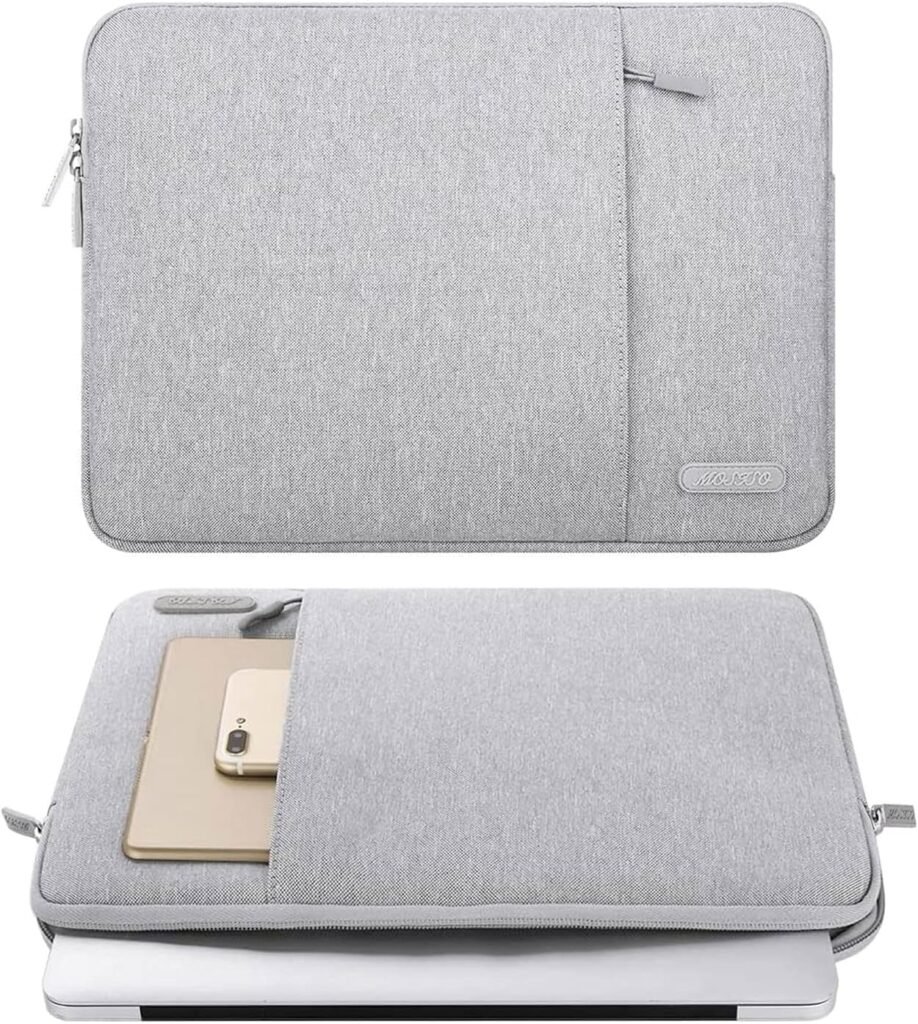 Funda de portátil de tela gris con bolsillo externo y cremallera, mostrando un smartphone y un portátil guardados dentro